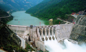 云南省大朝山水電站壩頂門機轉子吊裝檢修完成