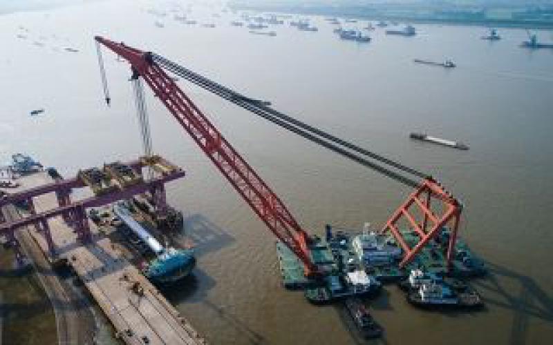 中核機(jī)械完成恒力石化4臺渣油加氫反應(yīng)器吊裝