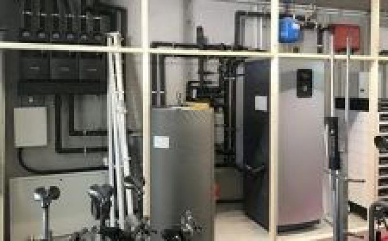 獨立式住宅，配有太陽能電池和地熱空調