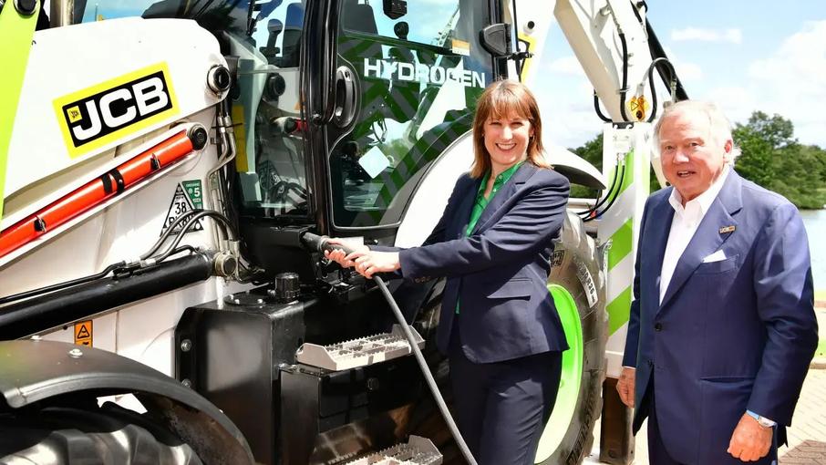 英國財政大臣考察JCB氫能發動機項目 見證1億英鎊投資進展