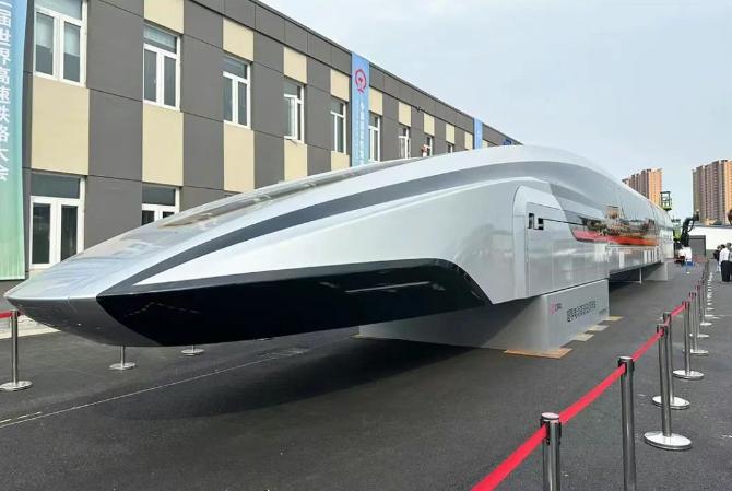 中國首輛600km/h超導(dǎo)電動高速磁浮列車亮相