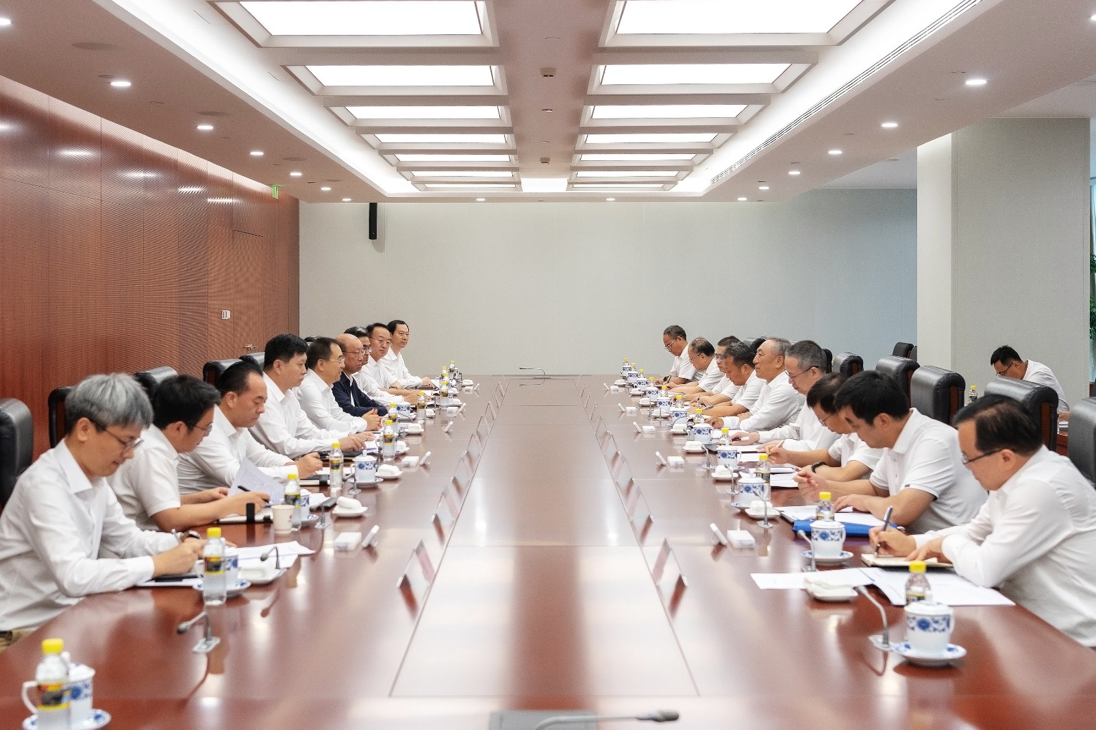 鄒磊會(huì)見中國煤炭地質(zhì)總局黨委書記賈春曲