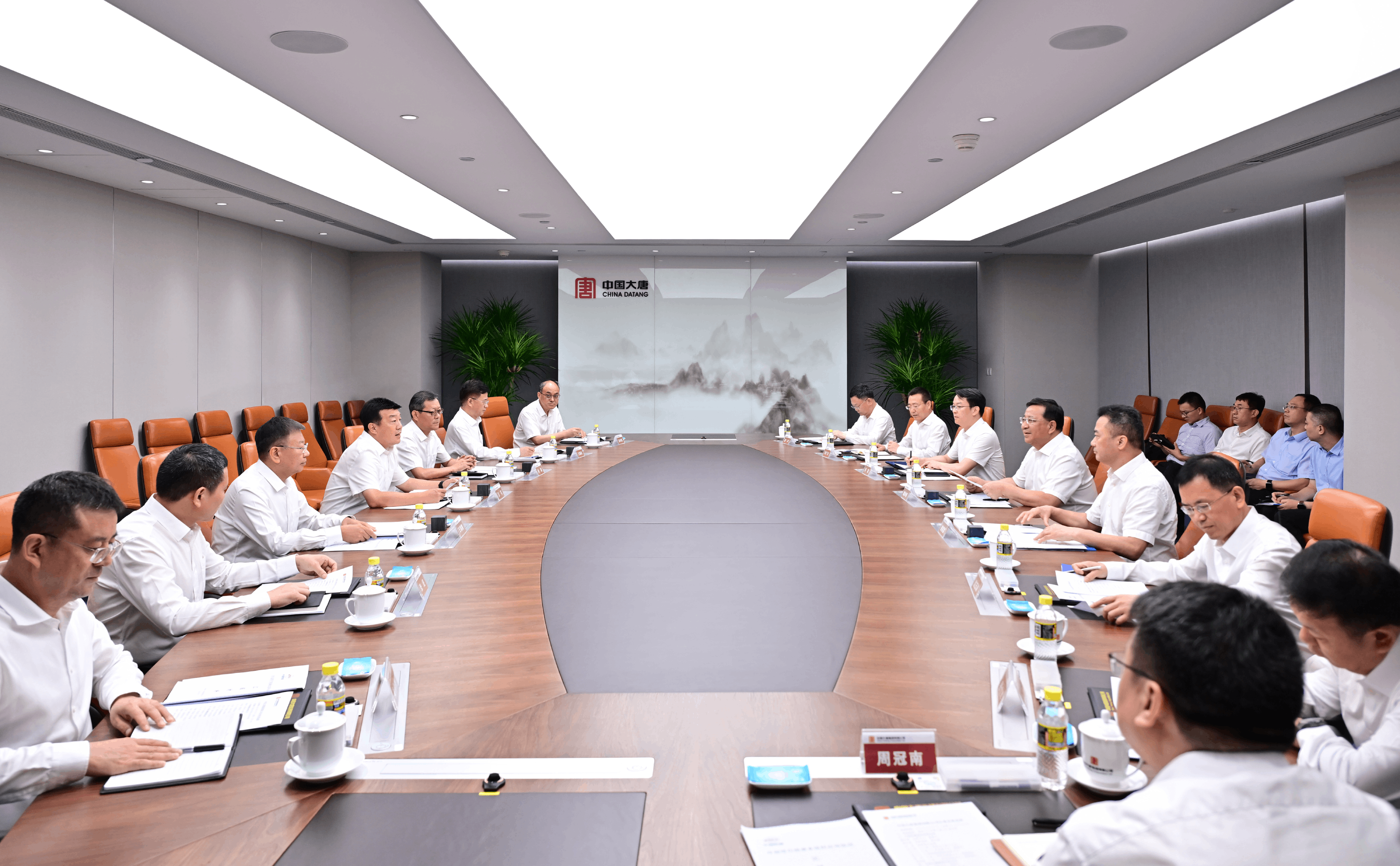 中國大唐董事長呂軍與中國鐵建董事長戴和根會談