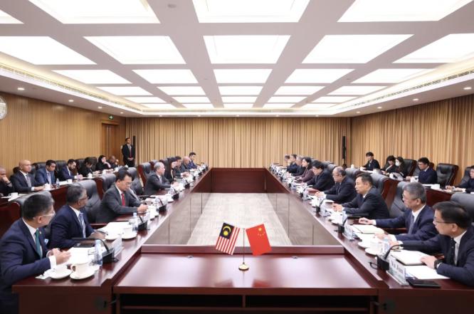 馬來西亞副總理兼能源及水務(wù)轉(zhuǎn)型部部長(zhǎng)法迪拉到訪國(guó)家電網(wǎng)