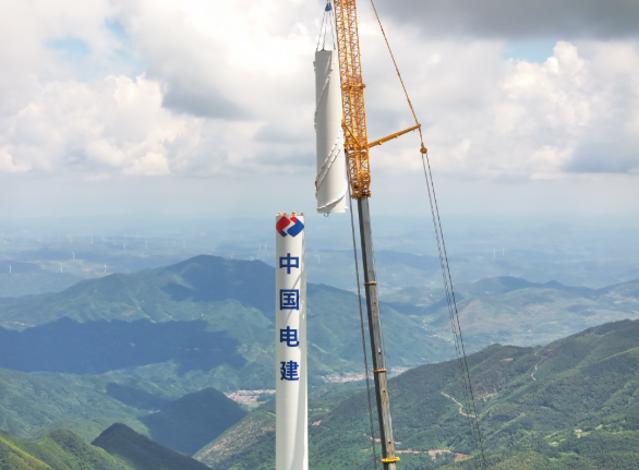 湖南歐陽海風(fēng)電場二期項目完成首臺風(fēng)機(jī)吊裝